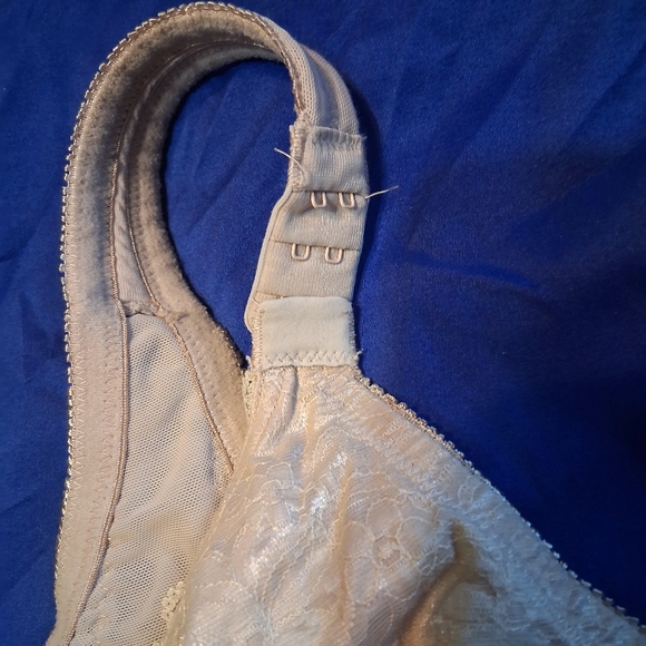 👙Comfortview Cream Floral Lace Bra - Picture 2 of 10